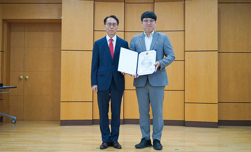아주대학교 환경안전공학과 장원준 교수가 기후에너지환경부 <제31회 환경의 날 유공 장관 표창>에서 기후에너지환경부 장관 표창을 받았다. 