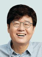 [칼럼] 편의점 알바서 가요계 ‘영웅’으로… 듣는 이에게 행복 주는 ‘감성장인’